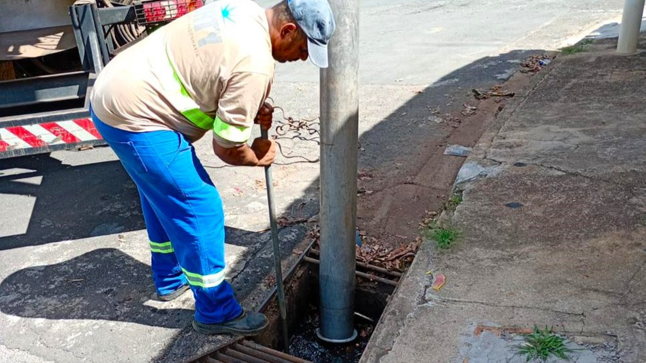Limpeza de bocas de lobo é reforçada em Limeira para reduzir risco de alagamentos