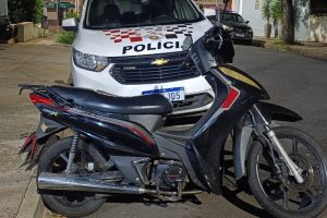 Moto com placa adulterada é apreendida com adolescente no Belinha Ometto, em Limeira