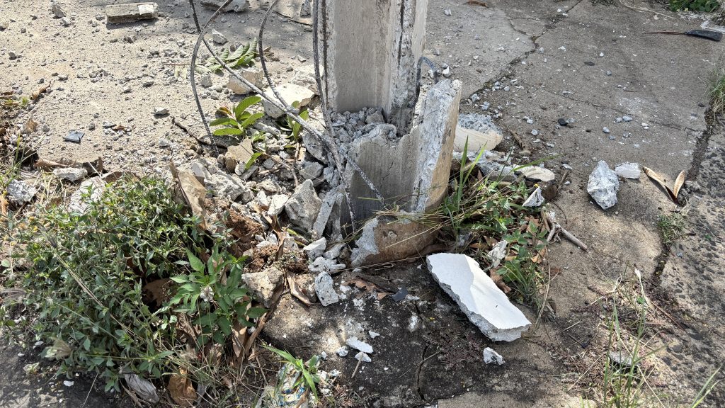 Mulher bate em poste e árvore na avenida Major Levy (3)