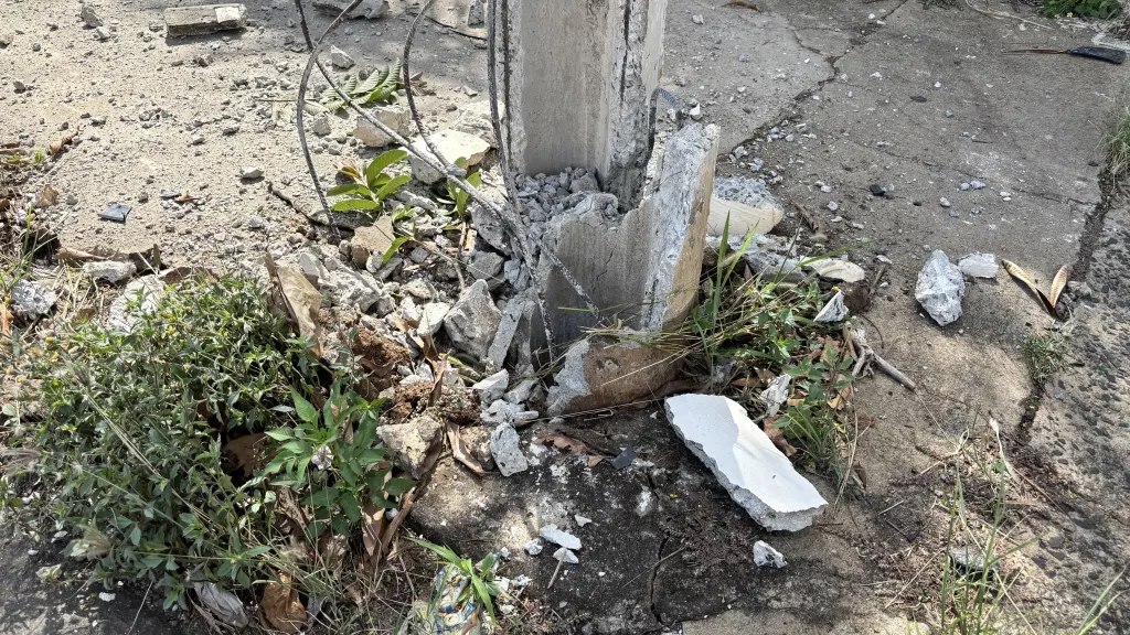 Mulher bate em poste e árvore na avenida Major Levy (3)