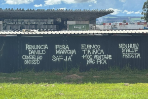 Portões do Limeirão são pichados em protesto ao desempenho da Inter na A2