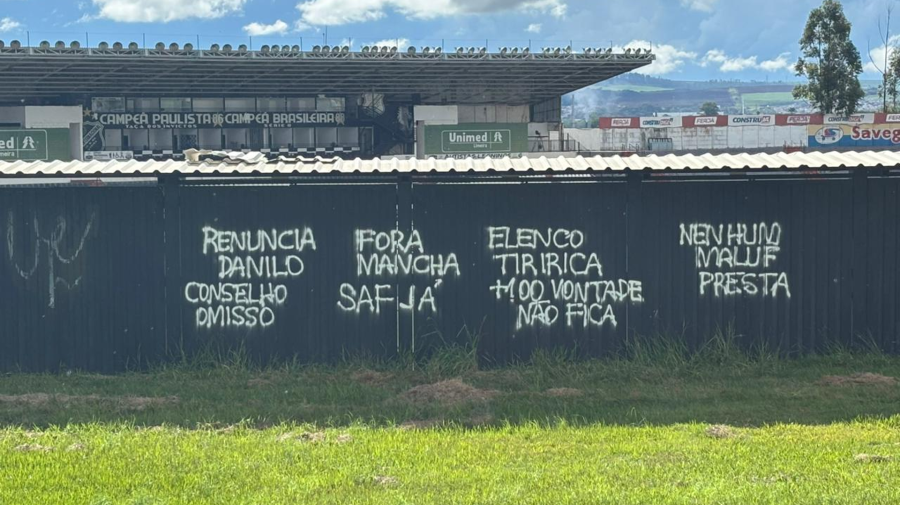 Portões do Limeirão são pichados em protesto ao desempenho da Inter na A2