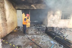 Residência abandonada pega fogo no Pq. Hipólito, em Limeira