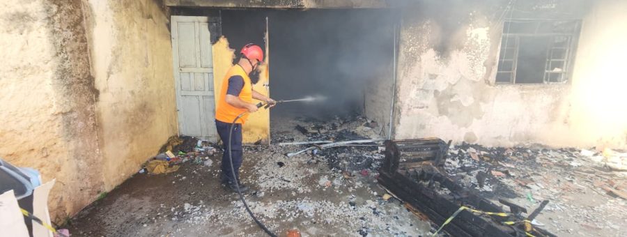 Residência abandonada pega fogo no Pq. Hipólito, em Limeira