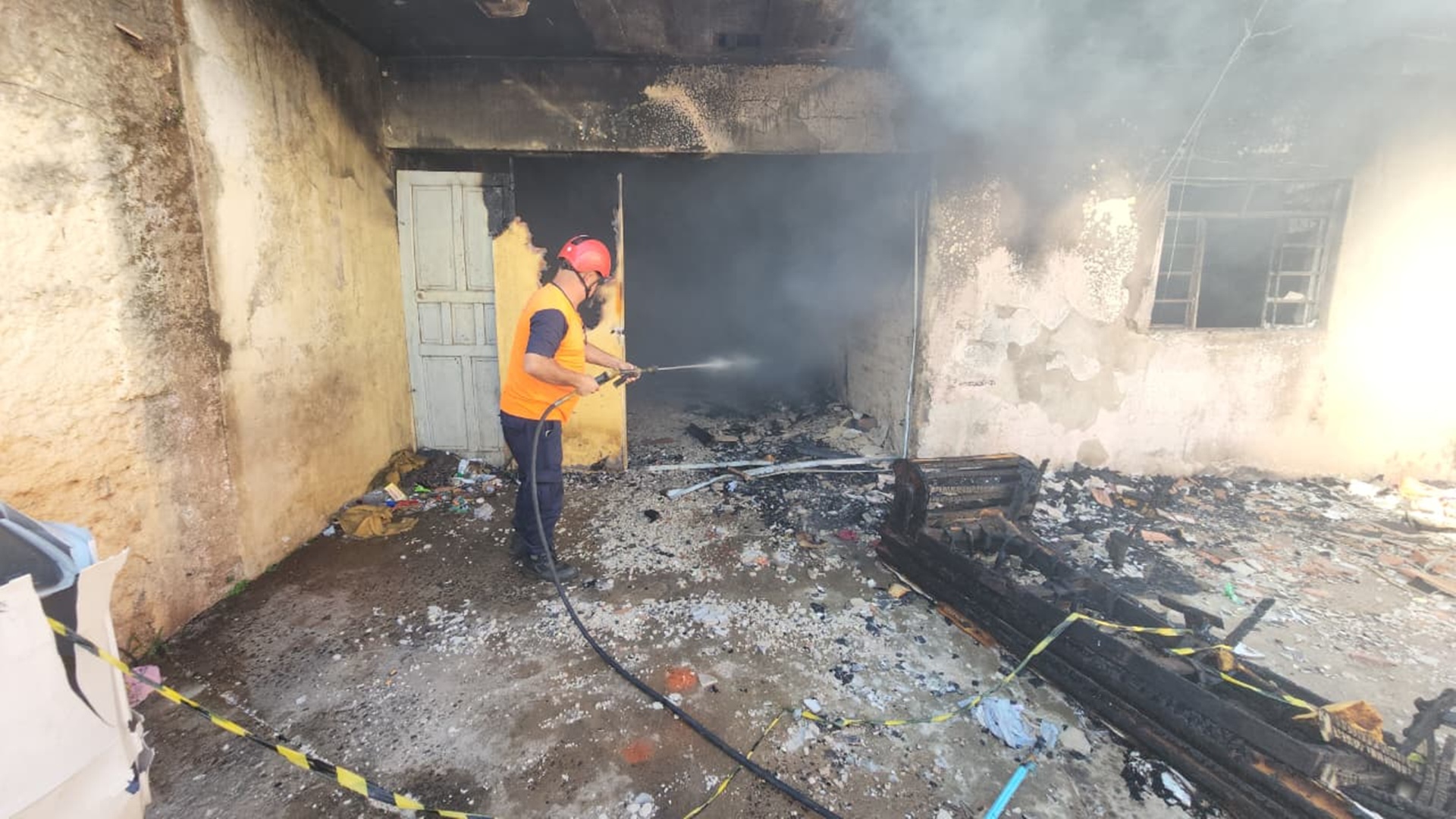 Residência abandonada pega fogo no Pq. Hipólito, em Limeira