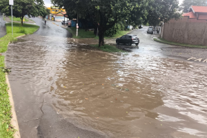 Temporal causa alagamentos em Limeira