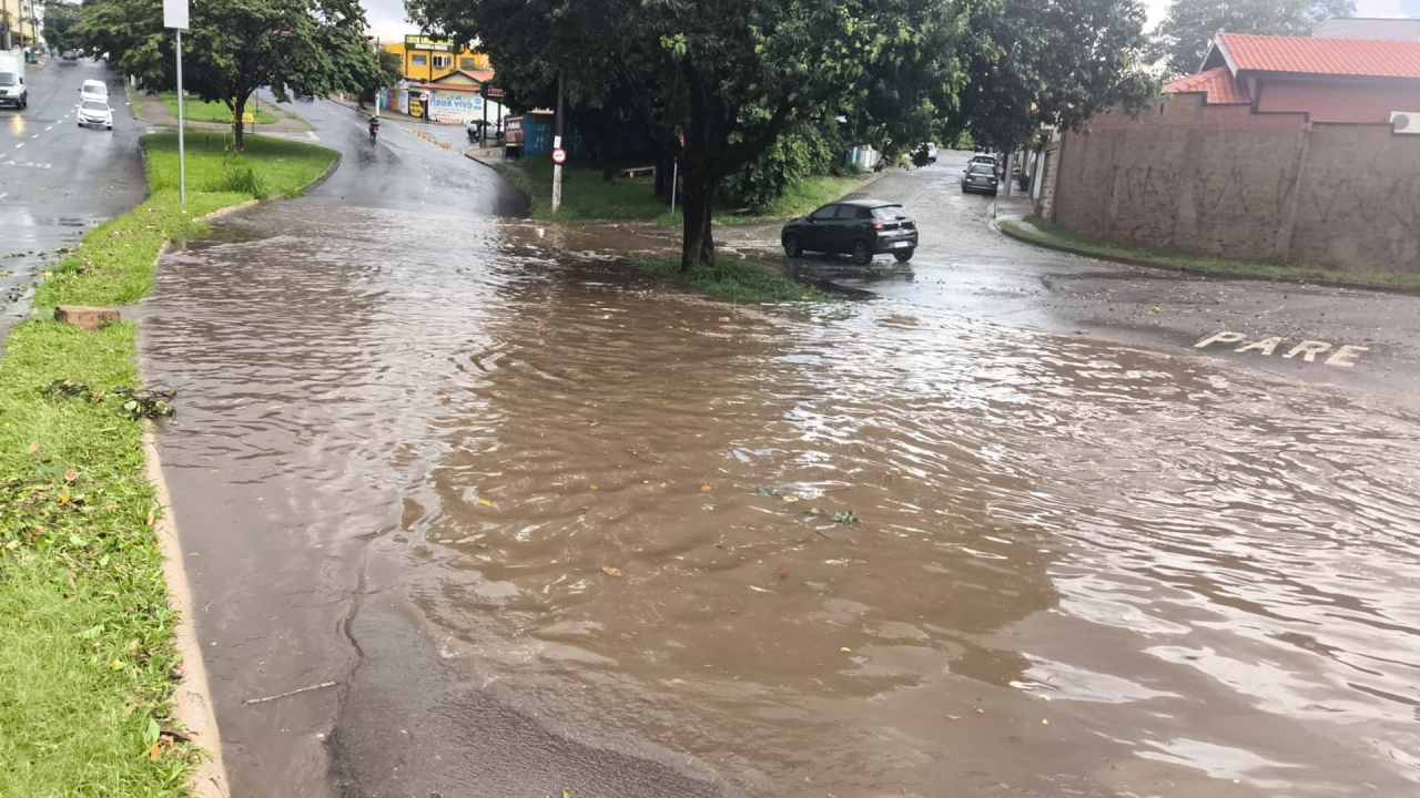 Temporal causa alagamentos em Limeira