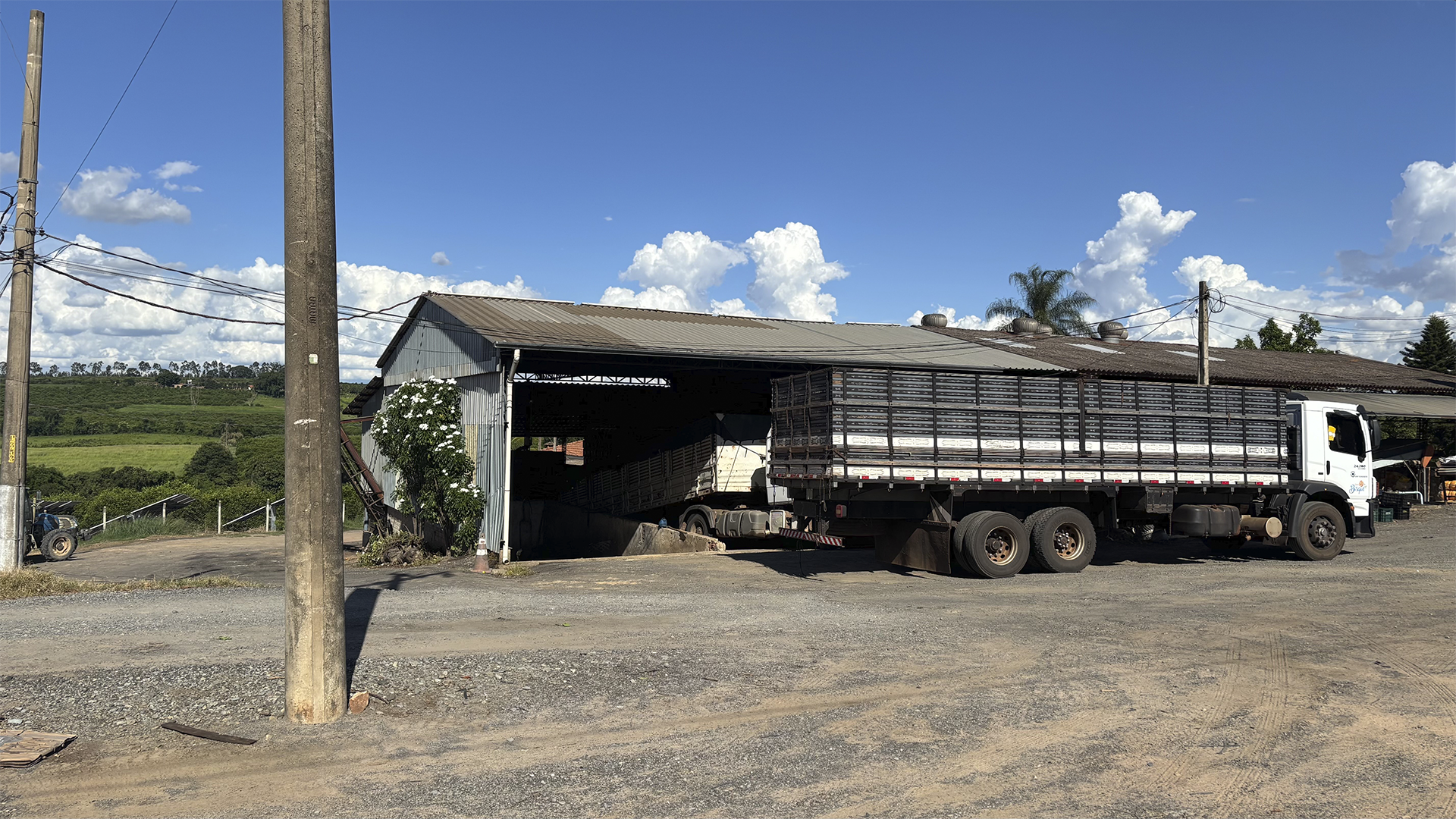 Trabalhador é prensado por caminhão em barracão na SP-306, em Limeira