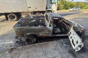 Veículo pega fogo no Anel Vário, em Limeira