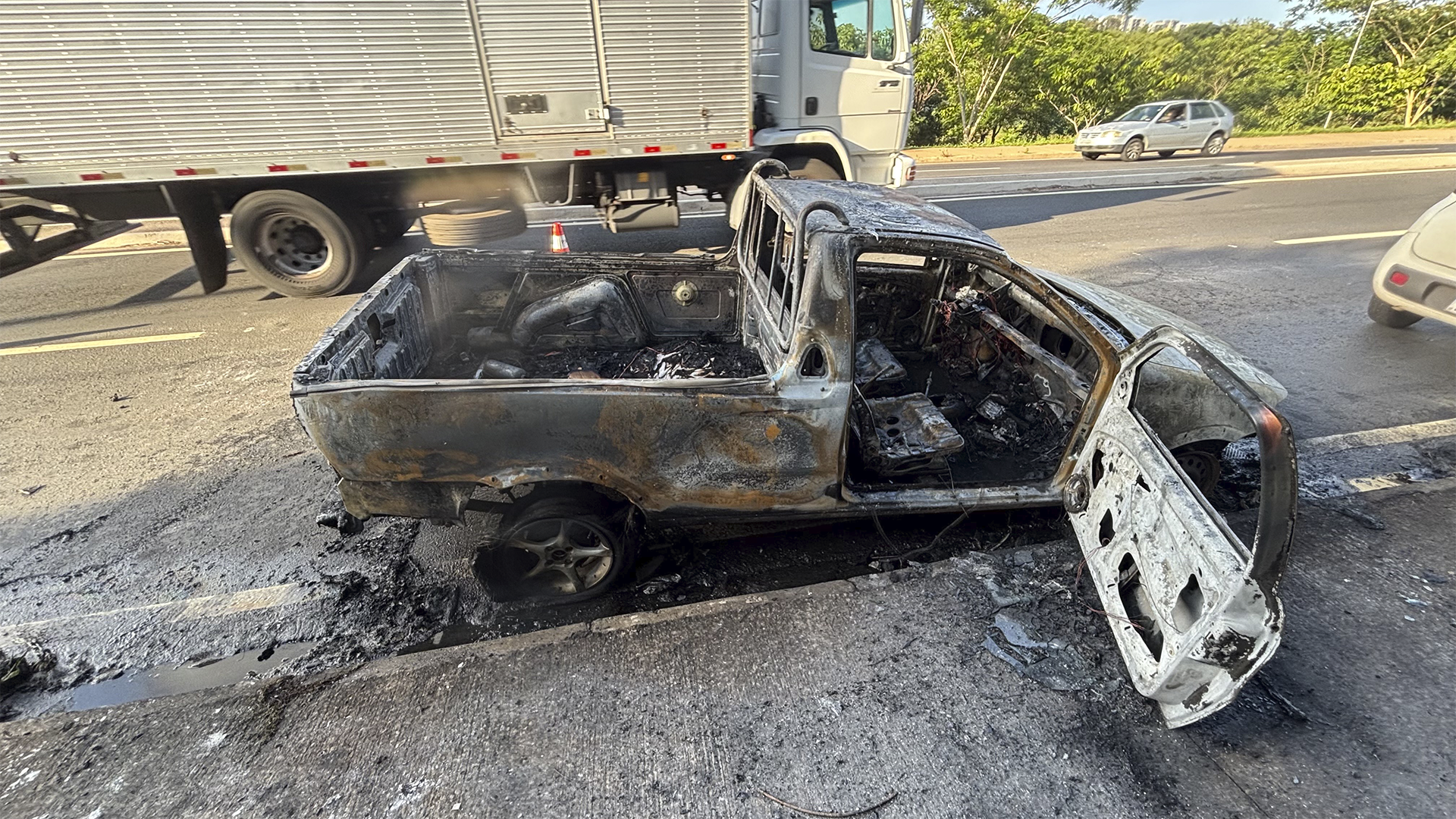 Veículo pega fogo no Anel Vário, em Limeira