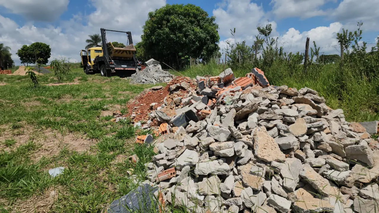 Pelotão Ambiental da GCM flagra descarte irregular de entulho em área rural e autua proprietário