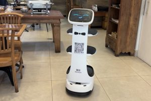 Robô atende clientes em padaria de Limeira