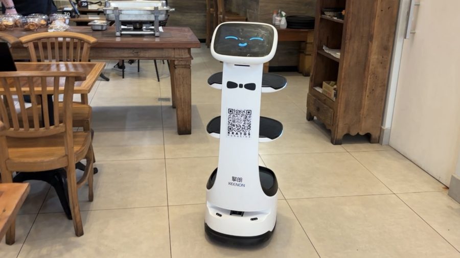 Robô atende clientes em padaria de Limeira