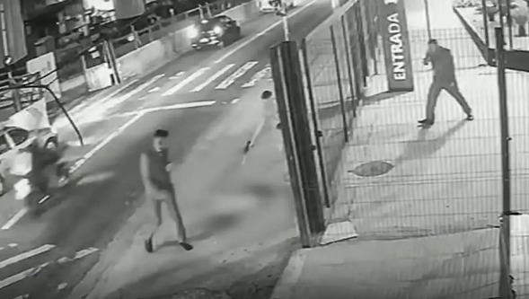 Cachorro é morto com dez tiros em frente a ponto de ônibus em SP