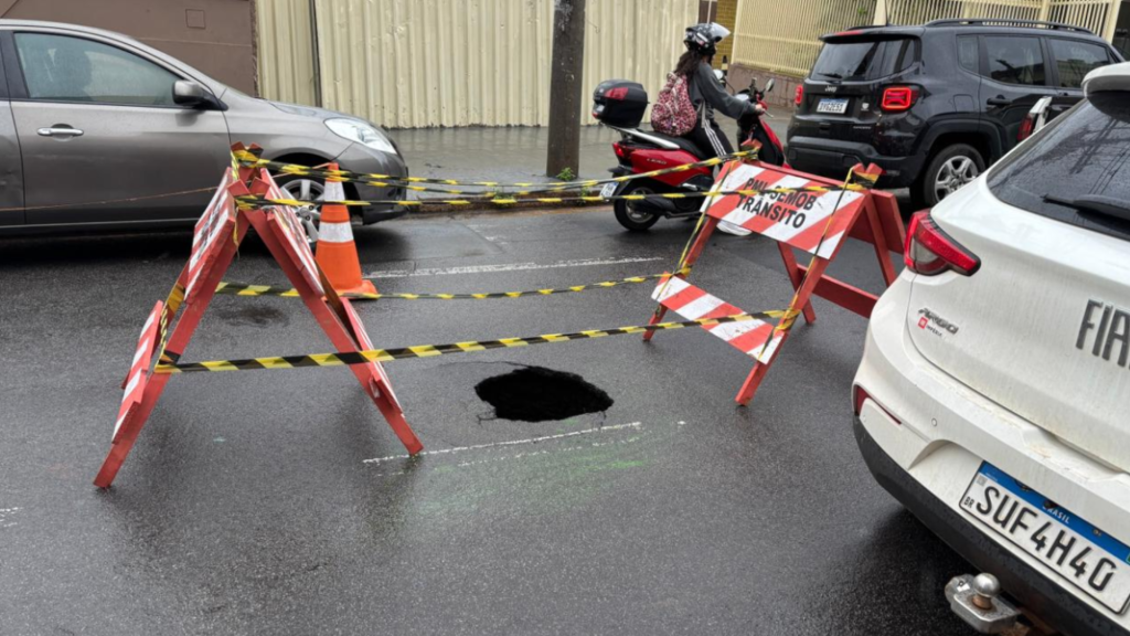 Cratera se abre em trecho da Rua Tiradentes, em Limeira