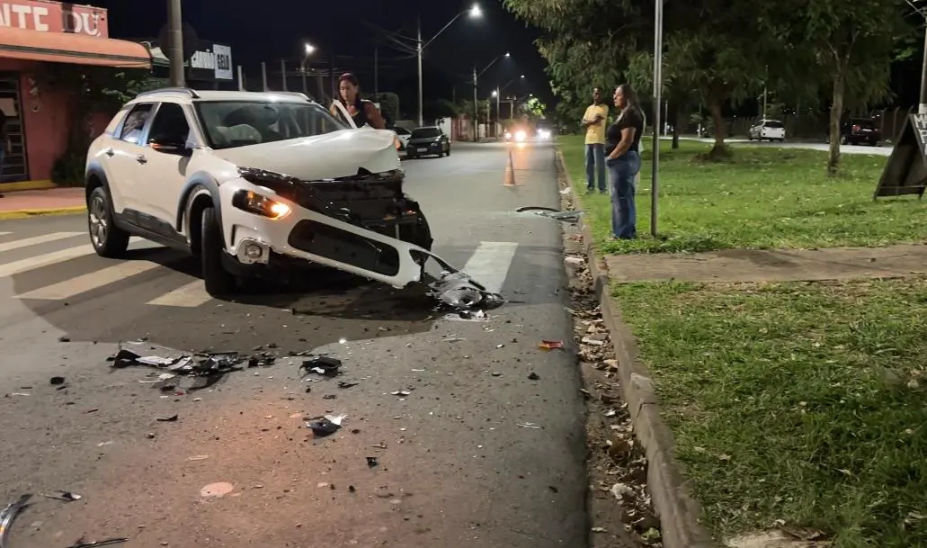 Acidente é registrado na avenida Carlos Zacarias