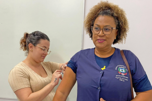 Agentes de saúde começam a receber nova vacina contra a dengue em Limeira
