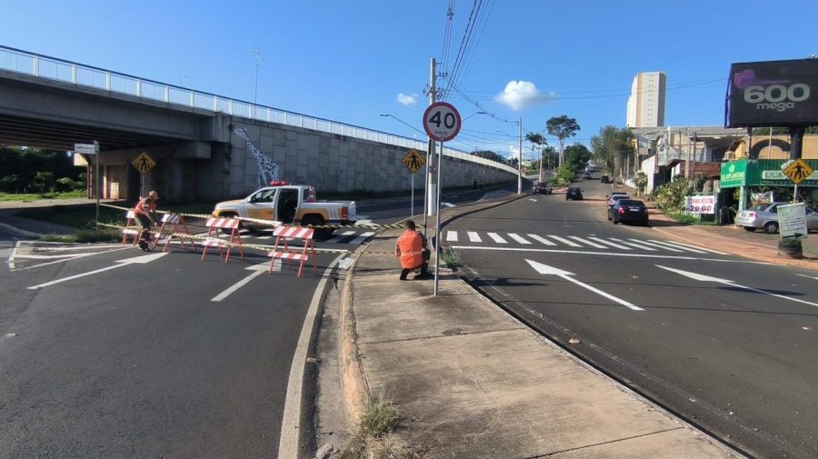 Alça de acesso do Viaduto Monsenhor é interditada após afundamento de asfalto