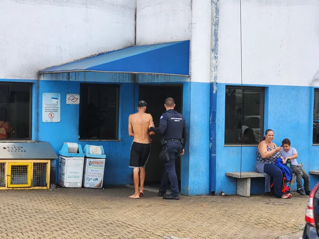 Após beber com amiga e ir à casa de um homem mulher é encontrada espancada na rua