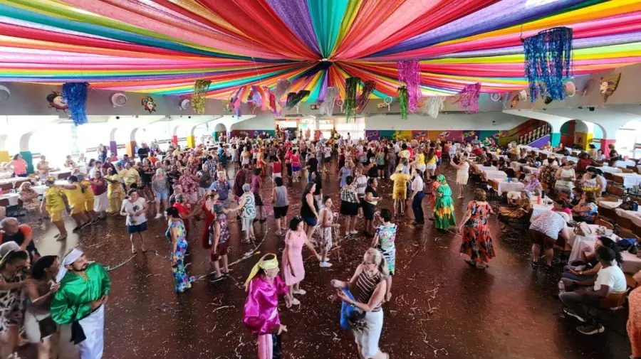 Baile de Carnaval reúne mais de 400 idosos em Limeira