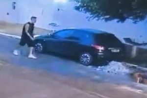 Câmera mostra homem danificando carros com tijolos em Cordeirópolis