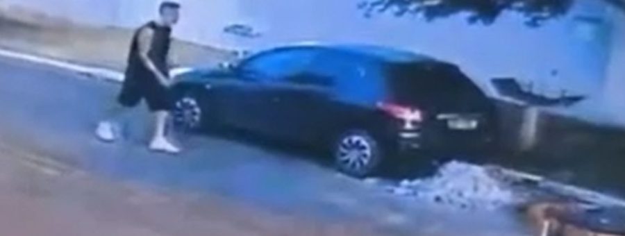 Câmera mostra homem danificando carros com tijolos em Cordeirópolis