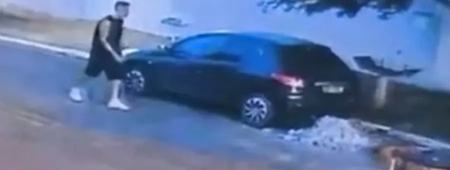 Câmera mostra homem danificando carros com tijolos em Cordeirópolis