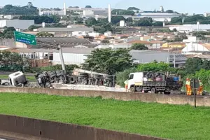 Caminhão tomba após atingir ônibus na Anhanguera, em Araras