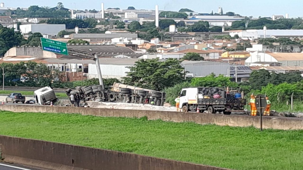 Caminhão tomba após atingir ônibus na Anhanguera, em Araras