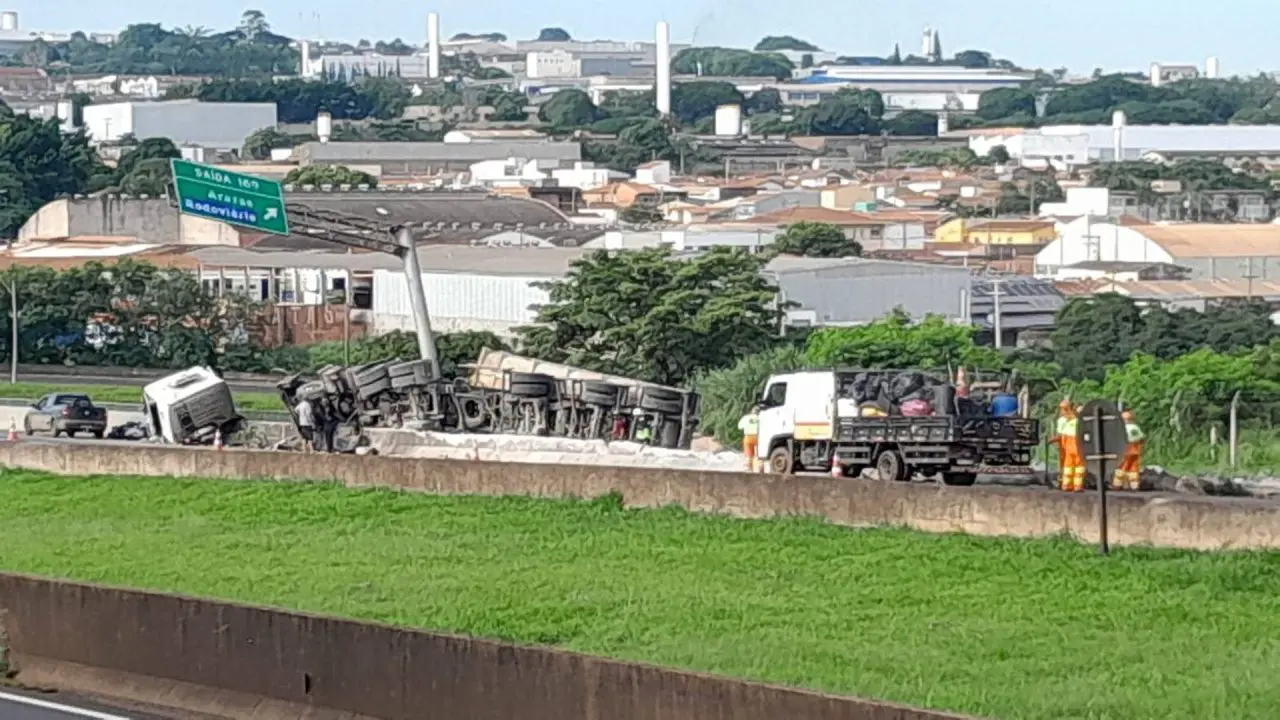 Caminhão tomba após atingir ônibus na Anhanguera, em Araras