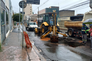 Dano na rede de água pluvial interdita Rua Tiradentes em Limeira