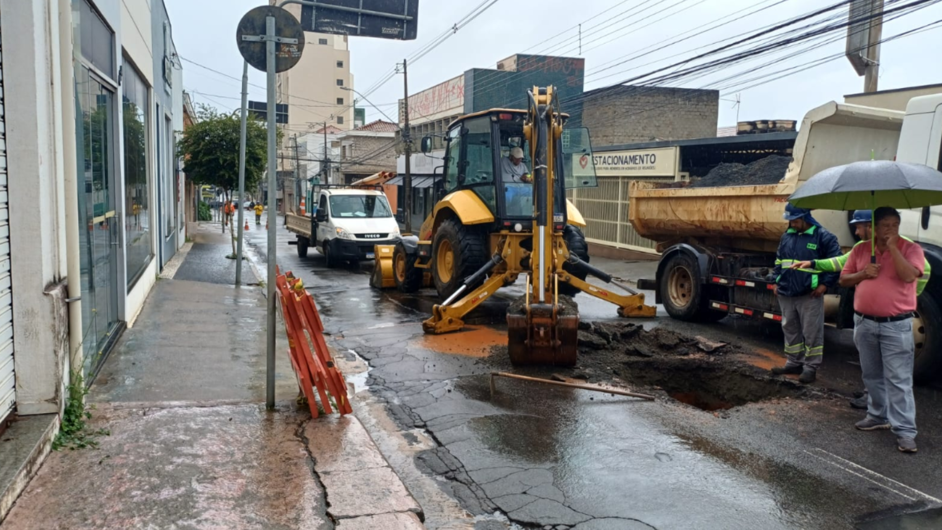 Dano na rede de água pluvial interdita Rua Tiradentes em Limeira