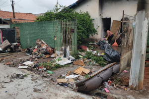 A Prefeitura de Limeira realizou nesta quarta-feira (11) uma limpeza em uma residência localizada na Rua Miguel Silva, no Parque Nossa Senhora das Dores 2ª Etapa