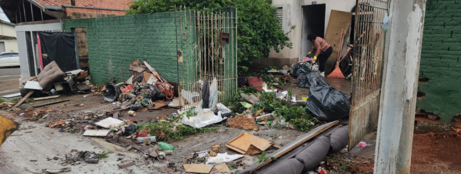 A Prefeitura de Limeira realizou nesta quarta-feira (11) uma limpeza em uma residência localizada na Rua Miguel Silva, no Parque Nossa Senhora das Dores 2ª Etapa
