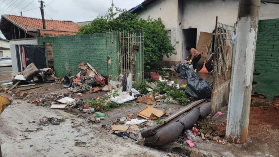 A Prefeitura de Limeira realizou nesta quarta-feira (11) uma limpeza em uma residência localizada na Rua Miguel Silva, no Parque Nossa Senhora das Dores 2ª Etapa