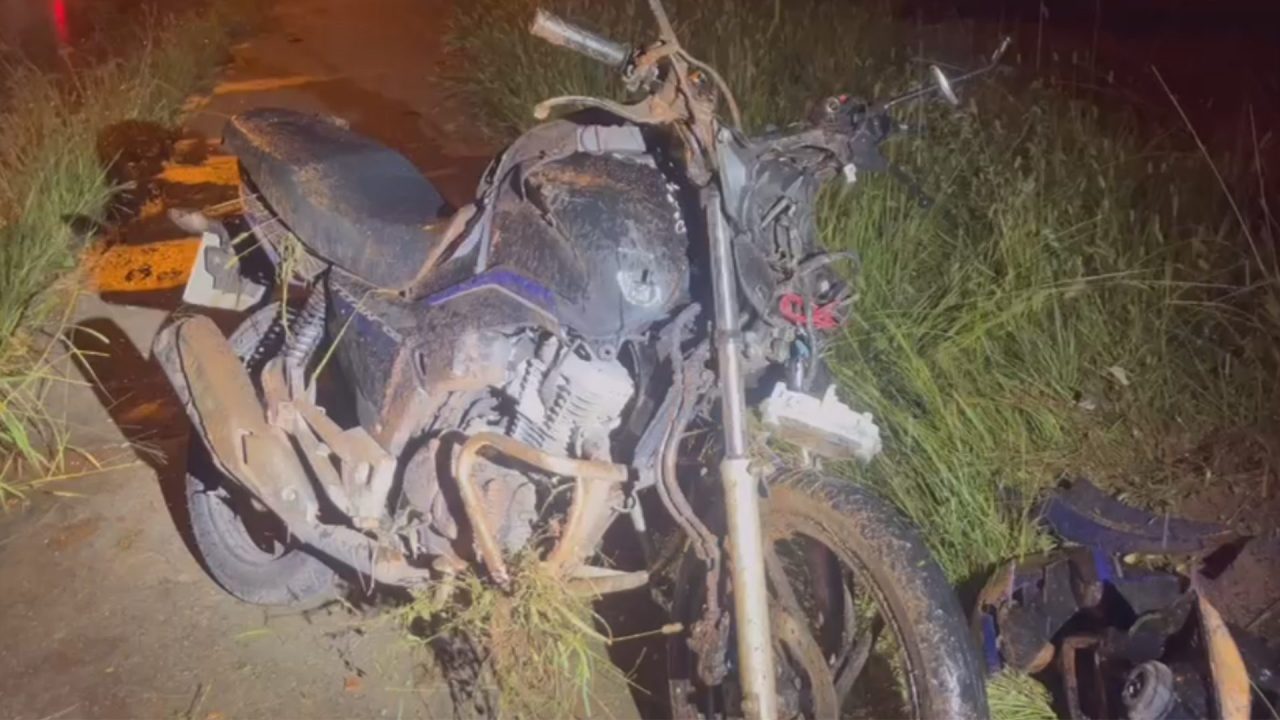 Motociclista de 19 anos sofre fratura na perna após acidente na Via Antônio Eugênio Lucato