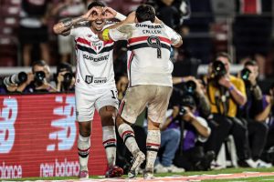 São Paulo vence o Grêmio e assume liderança do Brasileirão