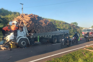 Acidente envolvendo caminhões, carro e moto deixa feridos na SP-304, em Piracicaba