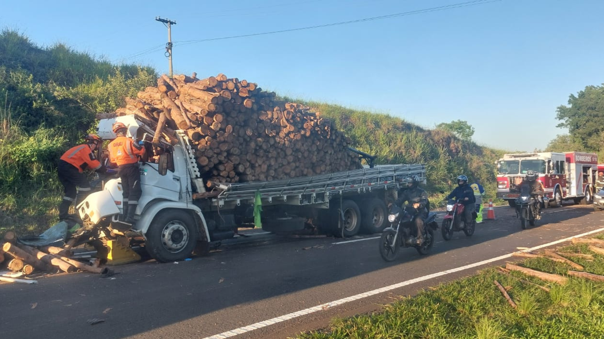 Acidente envolvendo caminhões, carro e moto deixa feridos na SP-304, em Piracicaba