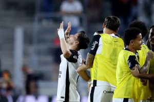 Corinthians é eficiente e derrota Athletico na Arena da Baixada