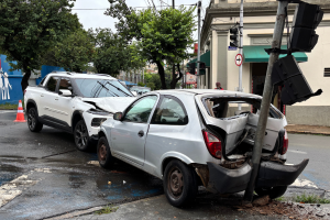 Acidente entre dois carros deixa dois feridos no Centro de Limeira