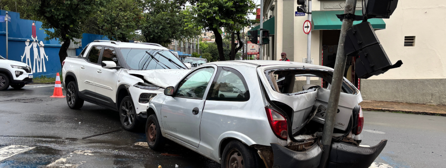 Acidente entre dois carros deixa dois feridos no Centro de Limeira