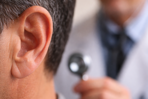 Dobra na orelha volta a chamar atenção após morte de Maderite e reacende alerta médico