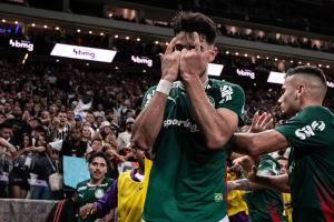 Flaco López decide, Palmeiras vence o Corinthians e encosta na liderança