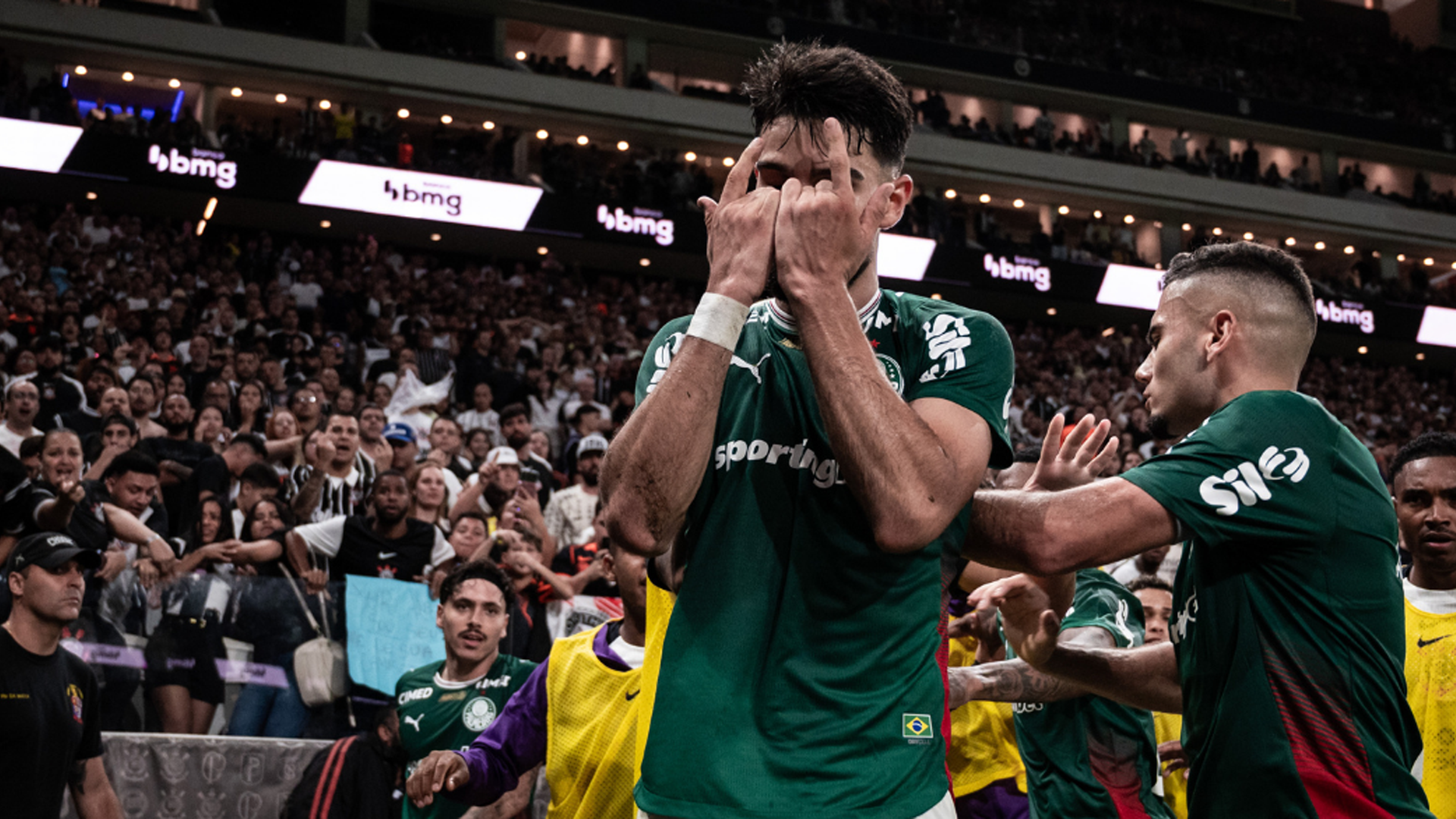 Flaco López decide, Palmeiras vence o Corinthians e encosta na liderança