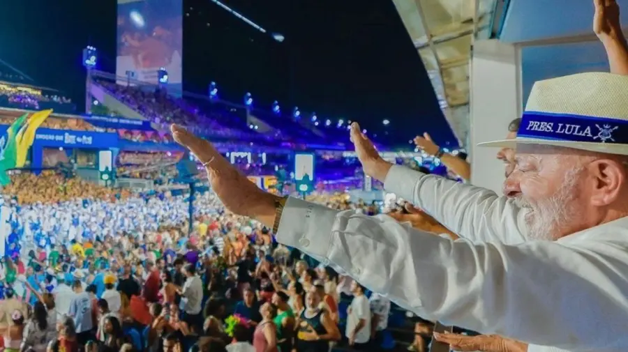 Flávio Bolsonaro acionará o TSE após desfile que homenageou Lula na Sapucaí