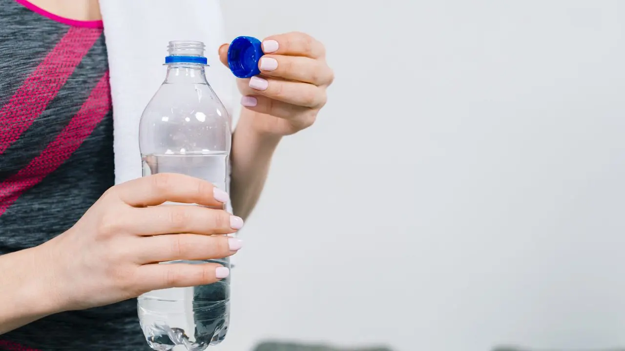 Garrafinha de água a aliada da hidratação que pode esconder perigos invisíveis