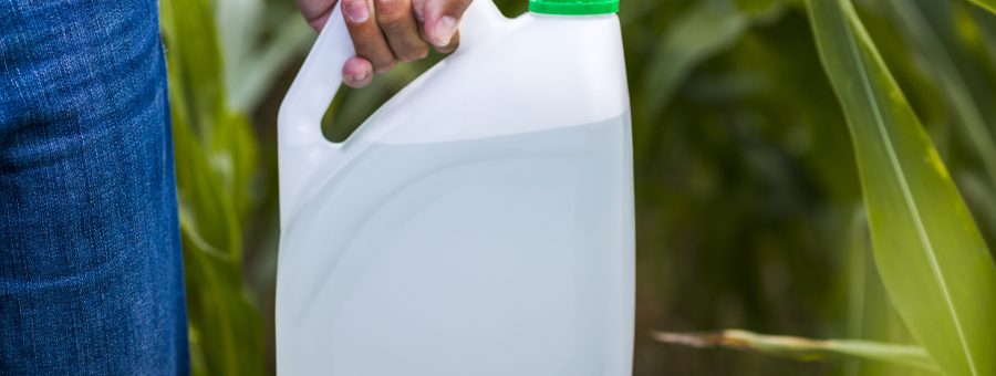 Homem bate em esposa e joga gasolina em corpo em seu corpo