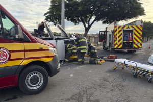 Idoso fica preso às ferragens após atingir veículo na Vila Camargo, em Limeira