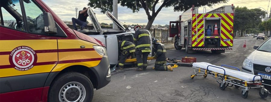 Idoso fica preso às ferragens após atingir veículo na Vila Camargo, em Limeira